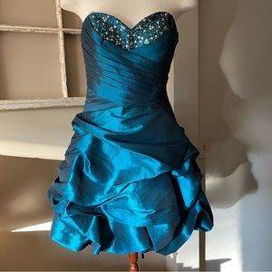 👗 Amazing party dress! New with Tags.